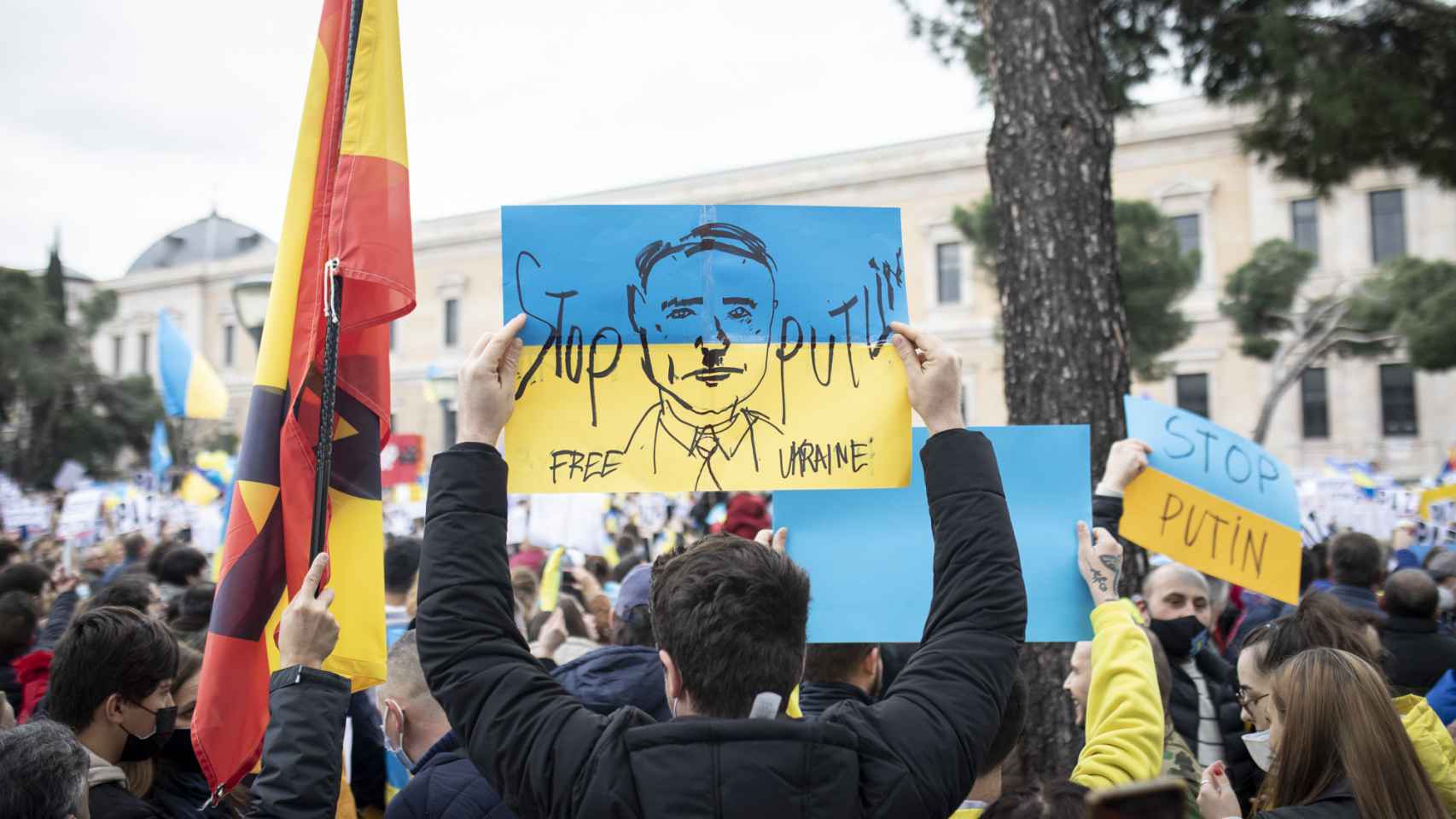 Manifestantes españoles y ucranianos piden el cese de la ofensiva de Putin en Madrid.