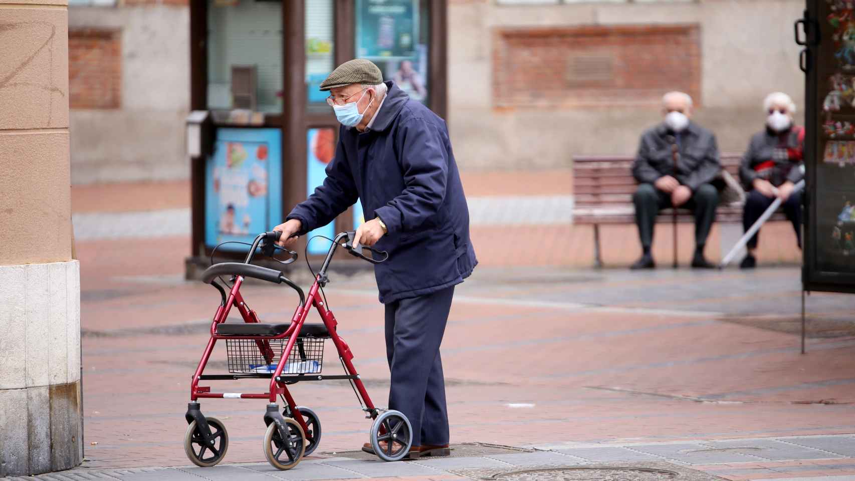 Un jubilado pasea por una calle de Valladolid