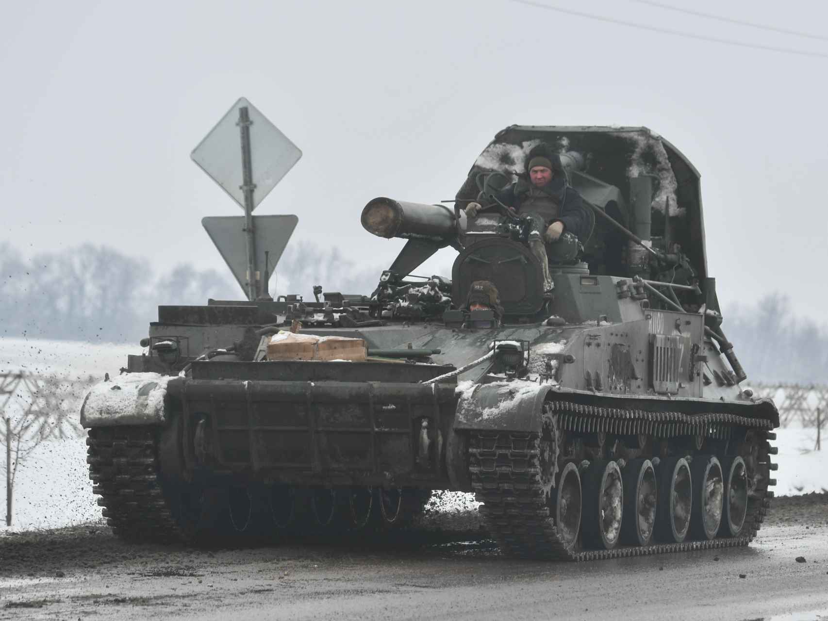 Un portador de mortero autopropulsado 2S4 Tyulpan cerca de la frontera con Ucrania en Belgorod, Rusia.