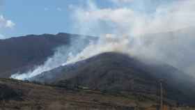 Medios aéreos y terrestres intervienen para sofocar un incendio forestal en Sena de Luna