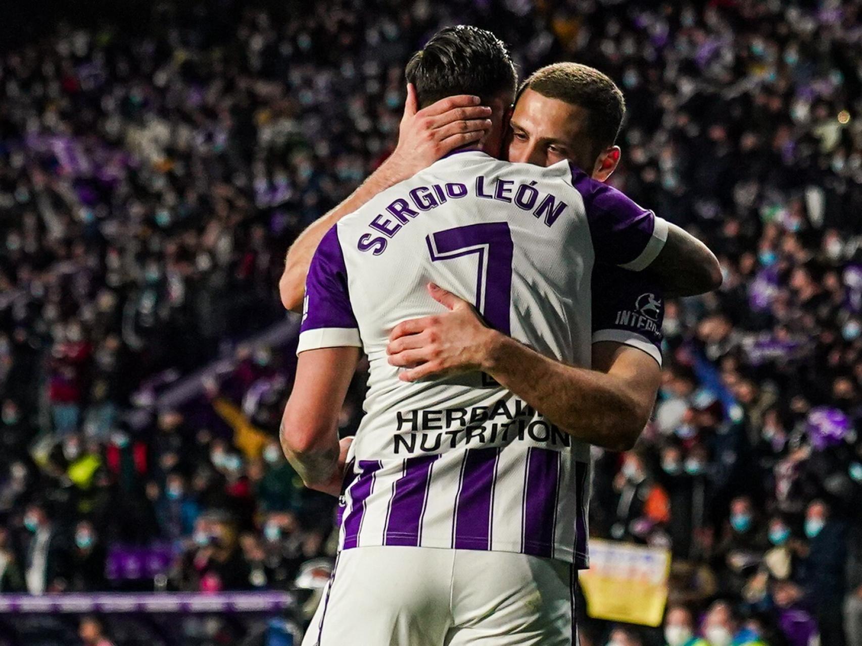 Los dos delanteros del Valladolid se abrazan tras un gol