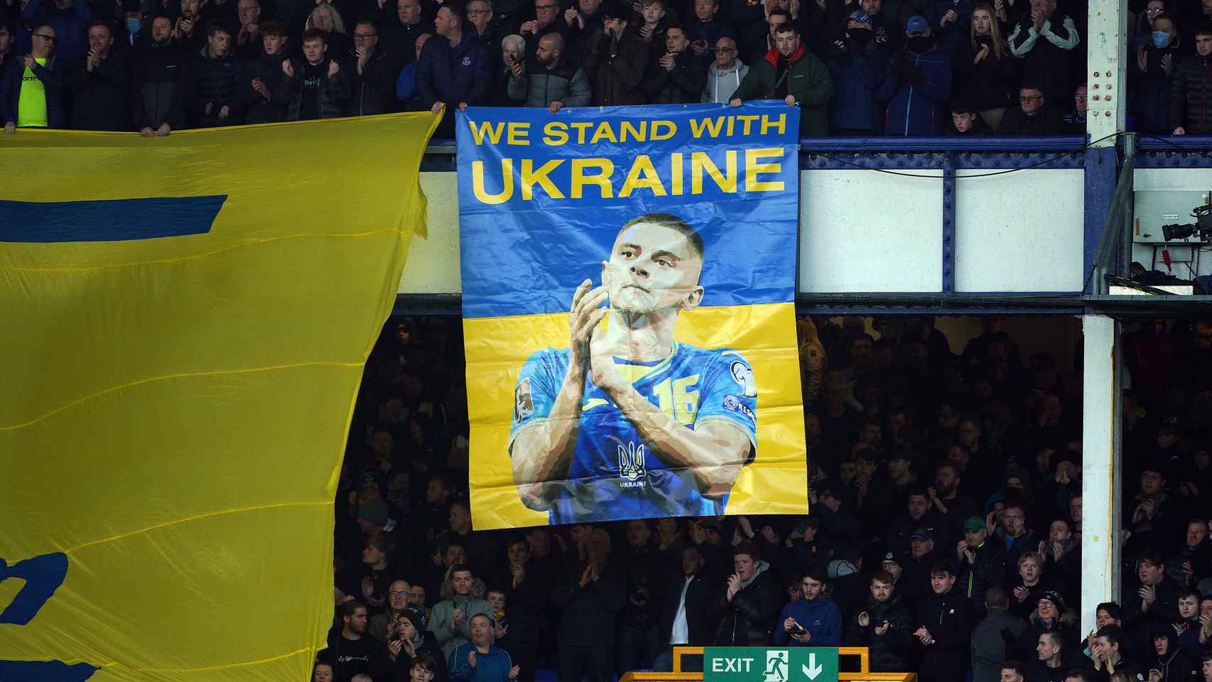 Aficionados del Everton con pancartas en apoyo de Ucrania