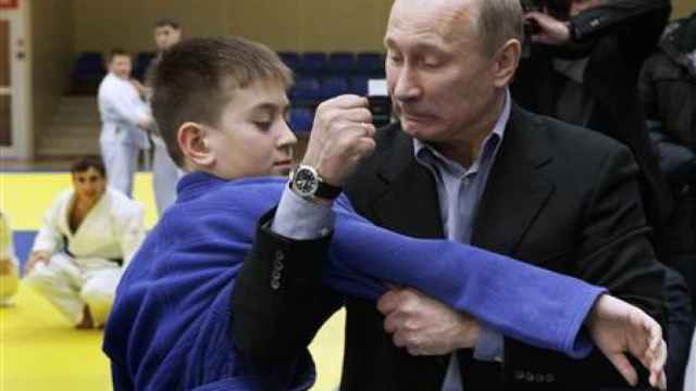 Vladímir Putin enseñando a un niño un movimiento de judo