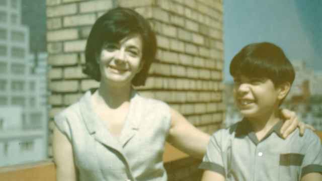 Ana María Matute con su hijo Juan Pablo en Nueva York, en 1965. Foto cedida por Blackie Books