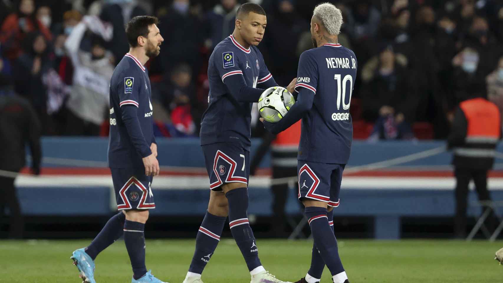 Messi, Mbappé y Neymar durante un partido con el PSG