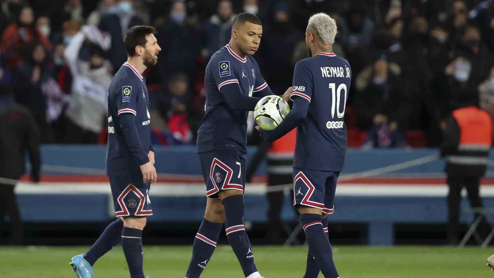 Messi, Mbappé y Neymar durante un partido con el PSG