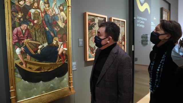Román Rodríguez contempla la obra ‘Embarque en Jafa del cuerpo de Santiago el Mayor’ en el Museo de las Peregrinaciones.