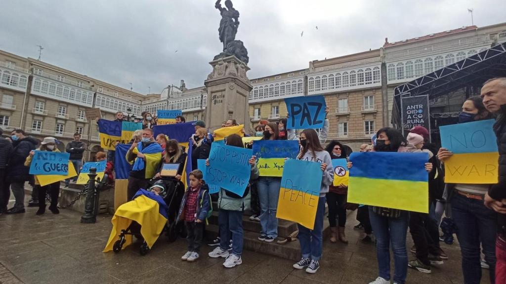 Ciudadanos ucranianos piden el fin de la guerra en la plaza de María Pita de A Coruña.