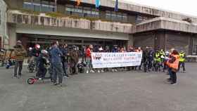 Usuarios gallegos de VMP protestaron hoy en Vigo contra la regulación propuesta por la DGT.
