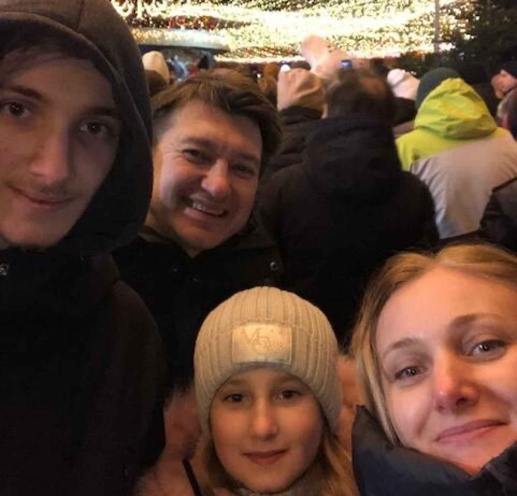 Yevhen Tryshyn, junto a su mujer, hija e hijo durante la pasada Nochevieja.