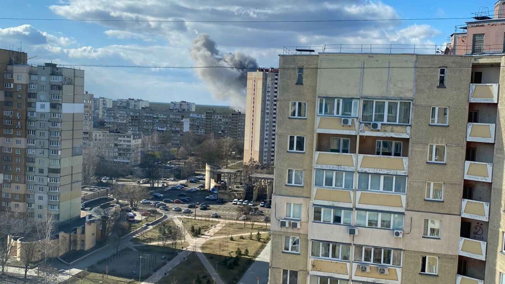 La vista desde el apartamento de Oleksii Bush, en las afueras de Kiev. Al fondo se ve humo tras el impacto de un misil ruso.