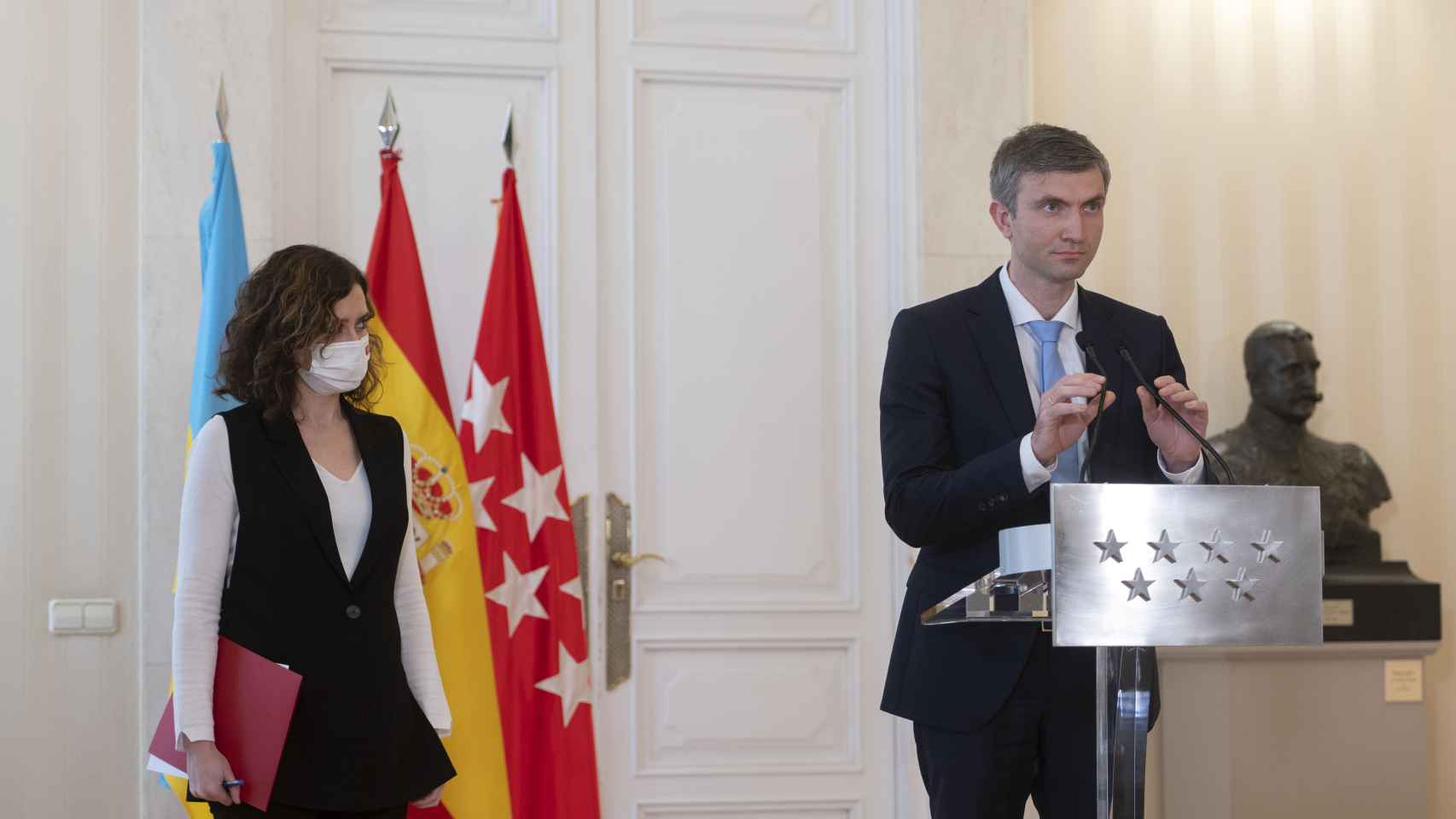Isabel Díaz Ayuso acompaña en rueda de prensa al ministro consejero de la Embajada de Ucrania en España, Dmytro Matiuschenko, en la Real Casa de Correos.