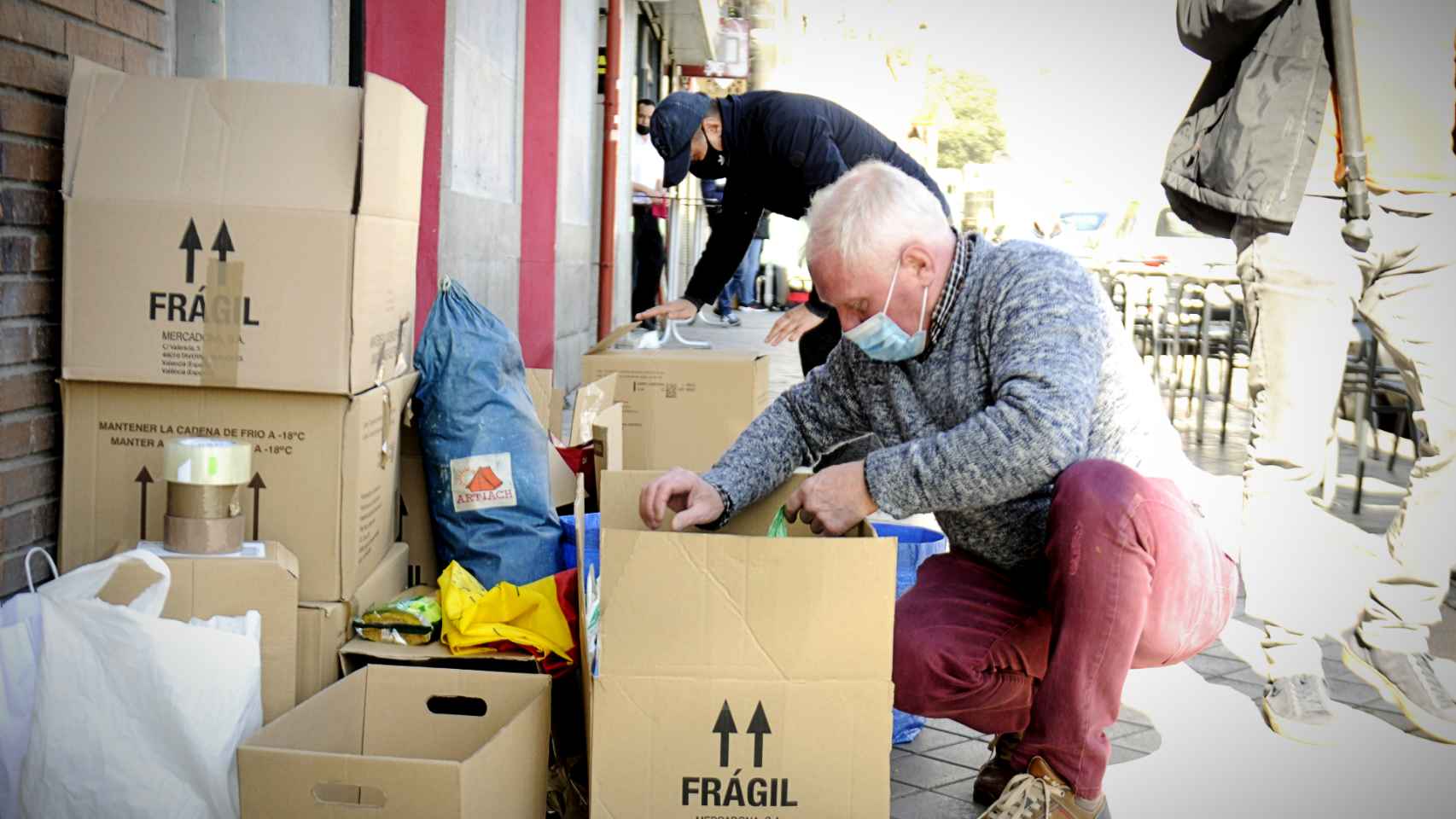 Un voluntario organiza las donaciones a las puertas de la tienda Ucramarket.