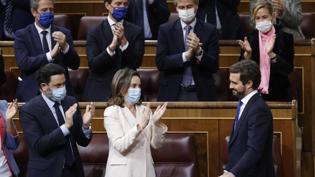 El líder del Partido Popular, Pablo Casado, recibe los aplausos de varios de los diputados de su partido en el Congreso.