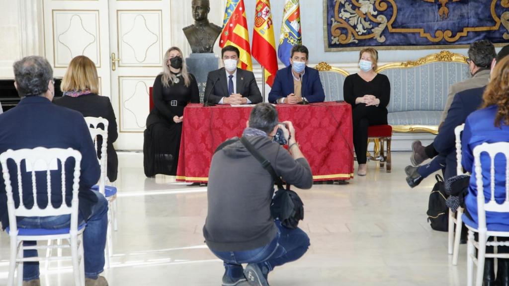 Un momento del acto en el Ayuntamiento de Alicante este lunes por la mañana.