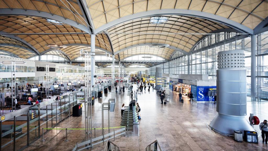 Así afecta la guerra en Ucrania al aeropuerto de Alicante: 2 aerolíneas rusas y 12 vuelos con Moscú, vetados.