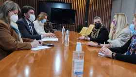 El alcalde y miembros del equipo de Gobierno de Alicante con representantes de la asociación ucraniana este domingo.