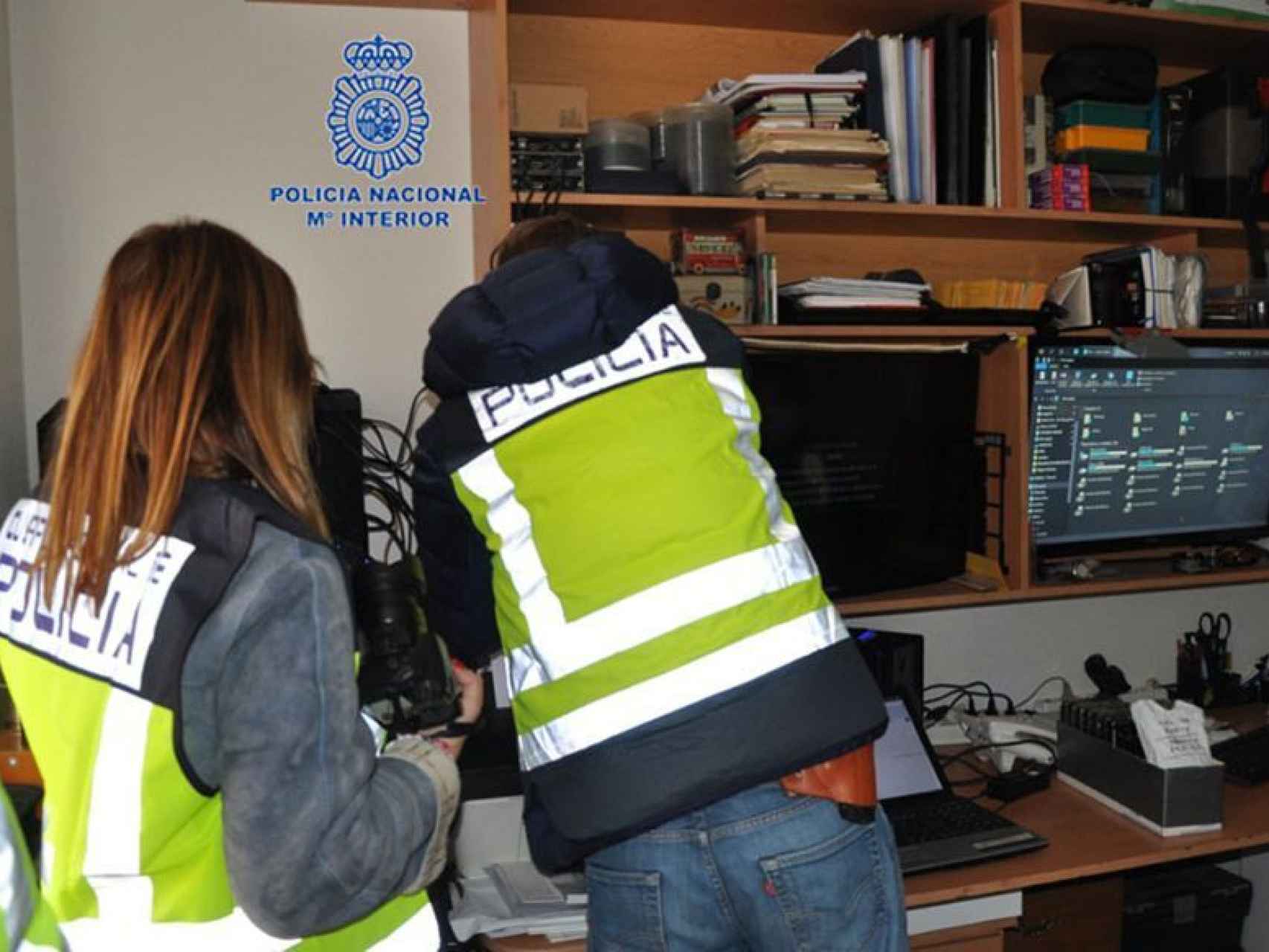 Los agentes de la Policía Nacional incautando el material informático