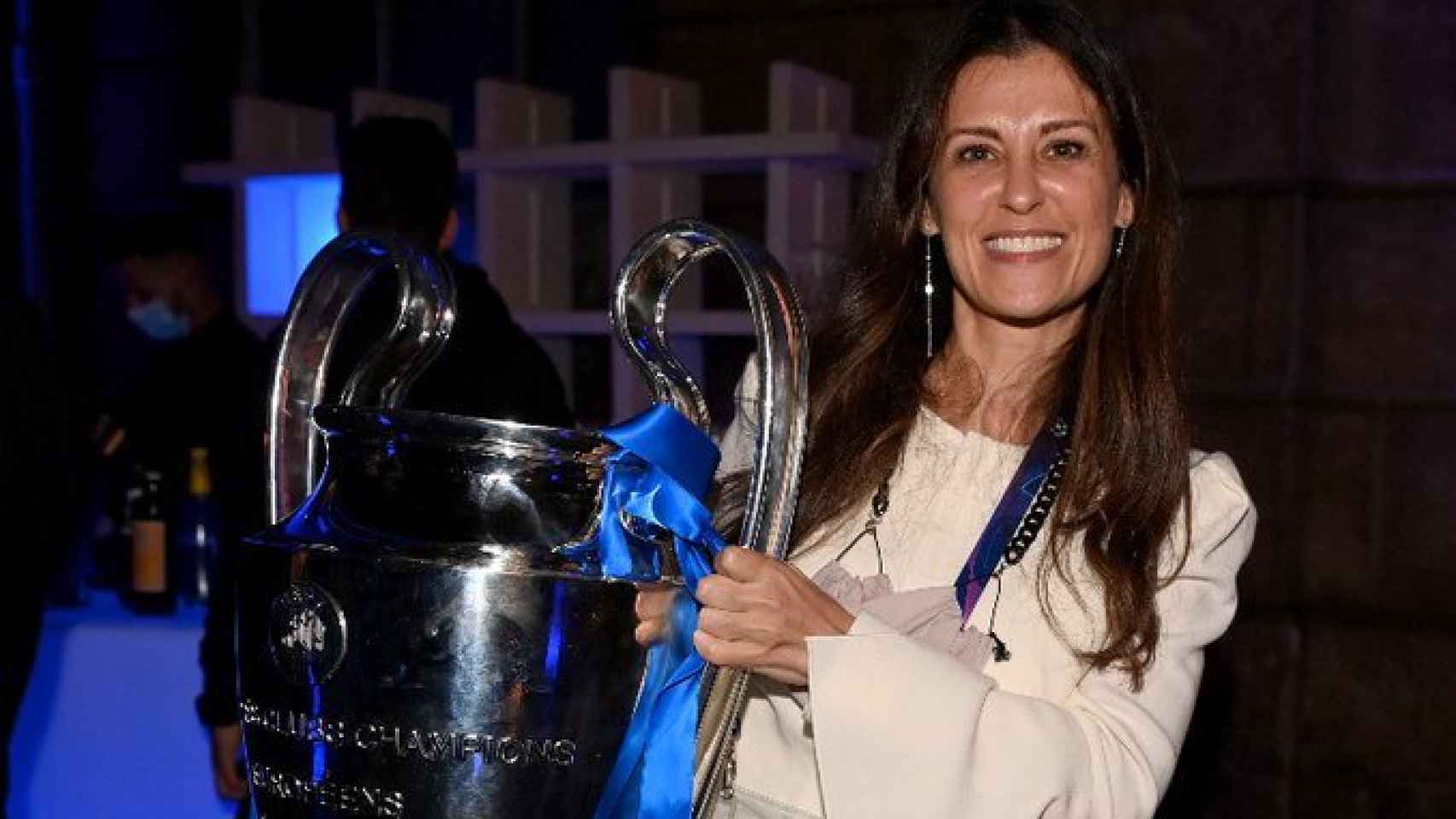 Marina Granovskaia con el título de la Champions ganado por el Chelsea