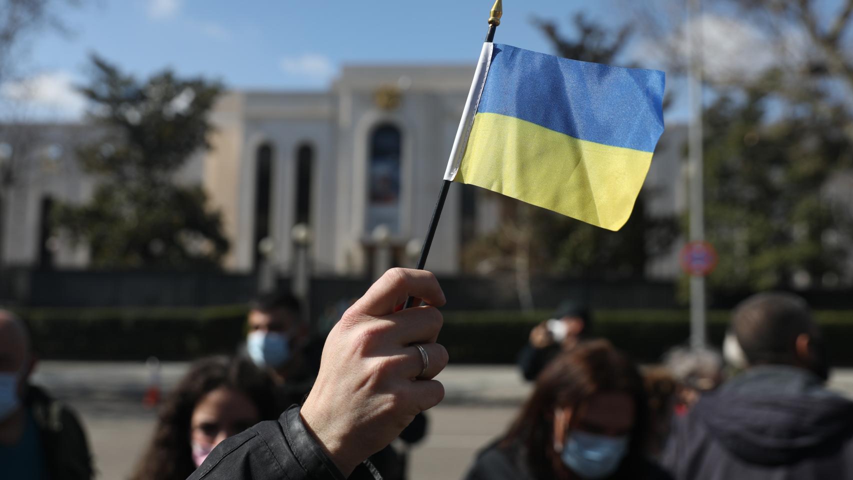 Bandera de ucrania en una manifestación