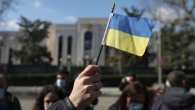 Bandera de ucrania en una manifestación