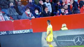 Aficionado del Granada, realizando un gesto racista al futbolista Akapo