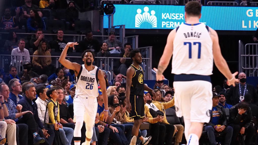 Luka Doncic celebra una victoria contra los Golden State Warriors