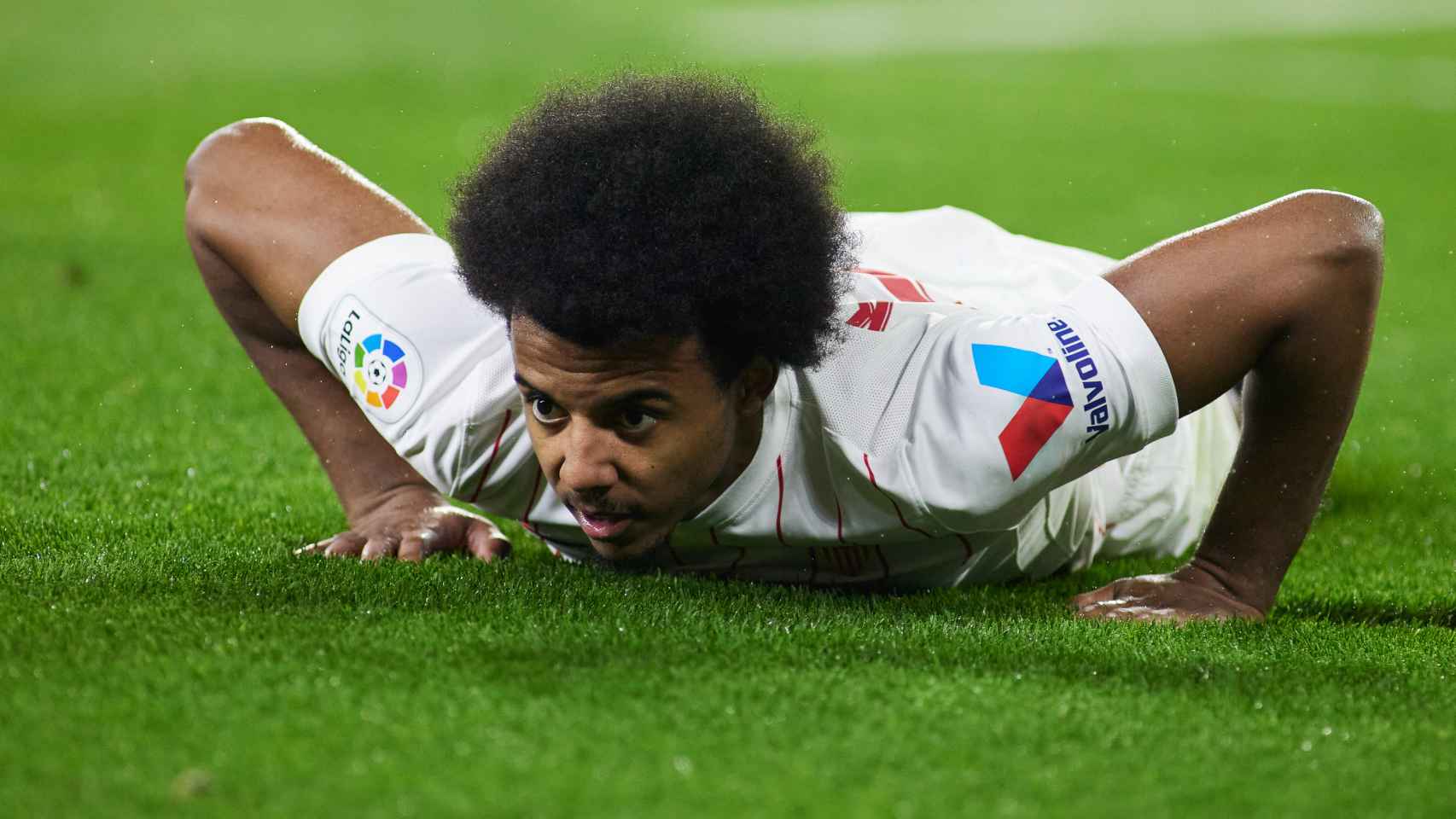 Jules Koundé cae al suelo durante un partido con el Sevilla