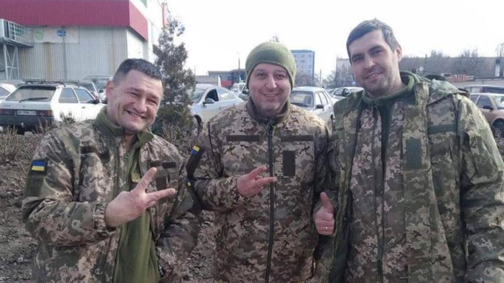 El entrenador de fútbol Yuriy Vernydub, en el centro de la foto con el uniforme militar