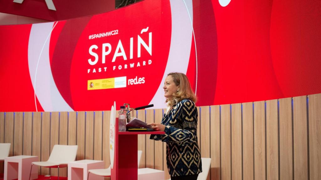 La vicepresidenta primera y ministra de Asuntos Económicos y Transformación Digital, Nadia Calviño, durante una rueda de prensa en el MWC.