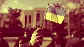 Bandera de Ucrania en una manifestación.