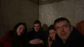 Oleksii Bush (derecha de la imagen), kievita de 49 años, en el sótano de su casa junto a su familia tras escucha las alarmas antiaéreas.