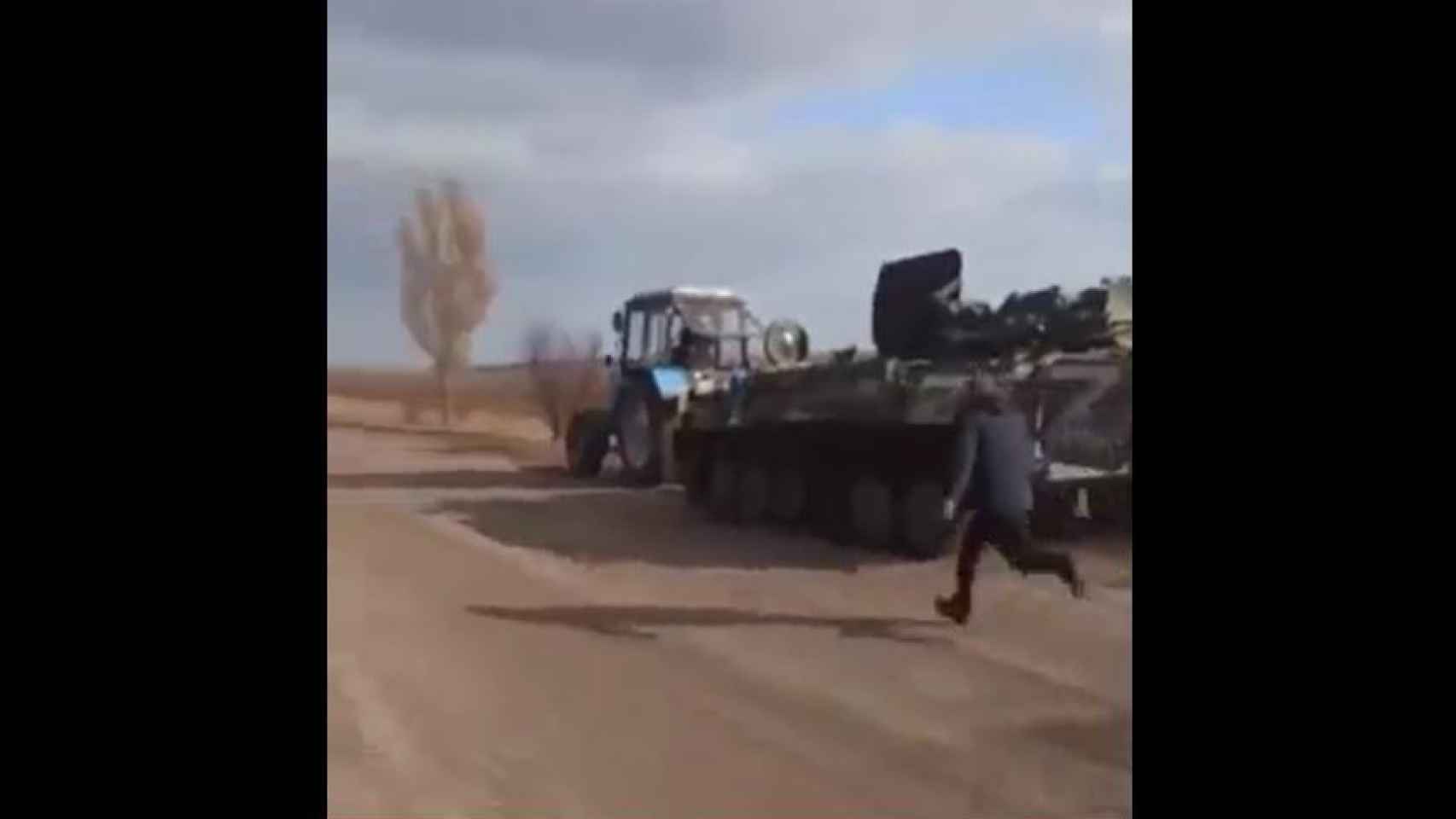 Un grupo de ucranianos se lleva un tanque del ejército ruso.