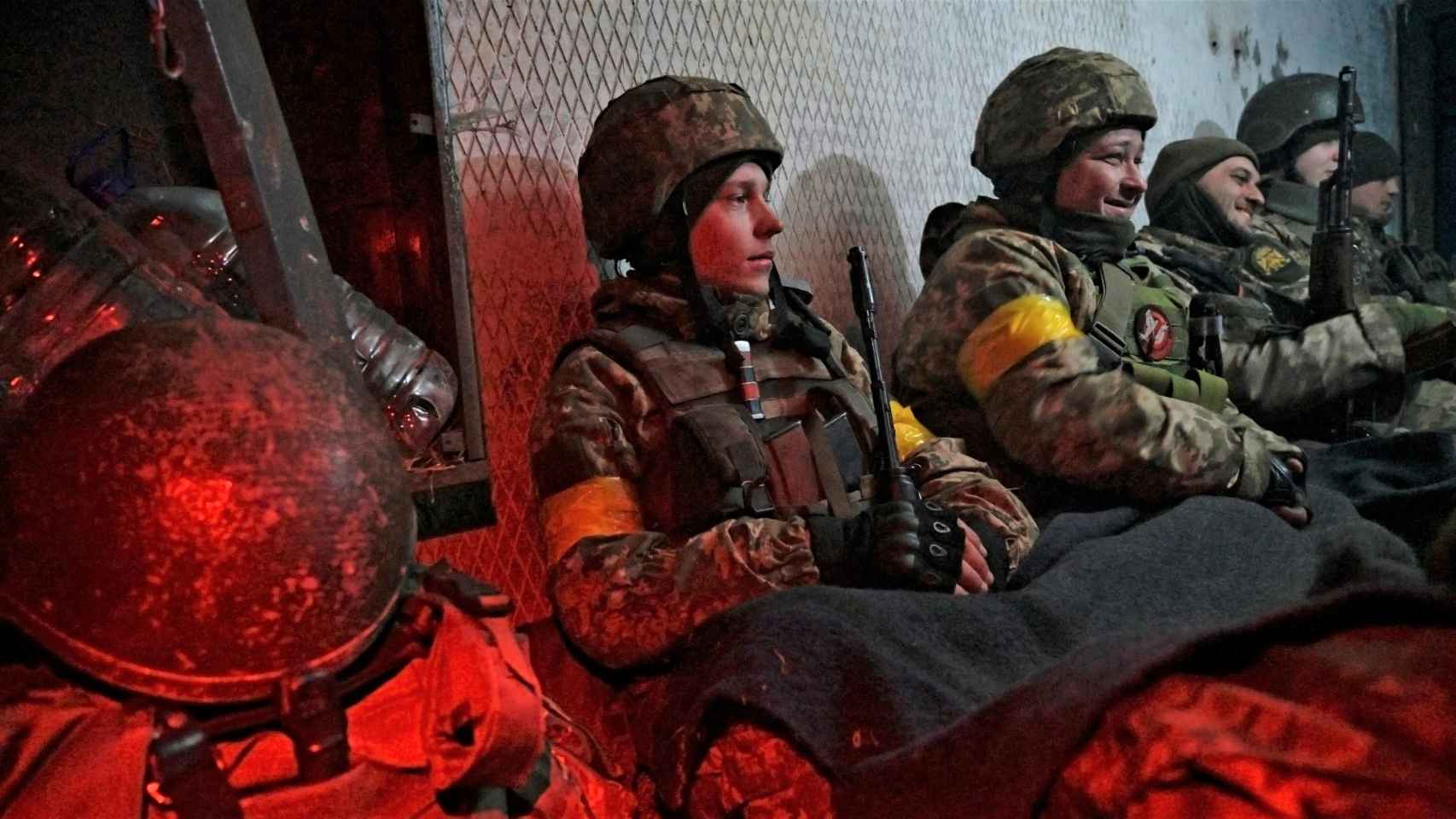 Militares ucranianos dispuestos para el combate.