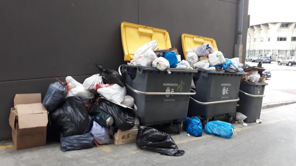 Basura acumulada en las calles de A Coruña en una foto de archivo.