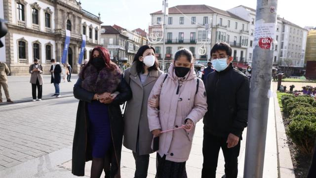 Familiares de los desaparecidos del Villa de Pitanxo a su llegada a a Subdelegación del Gobierno en Pontevedra, en febrero de 2022.