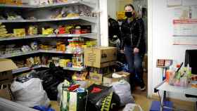 Kateryna en el interior de su tienda, Ucramarket, junto con bolsas de donaciones.