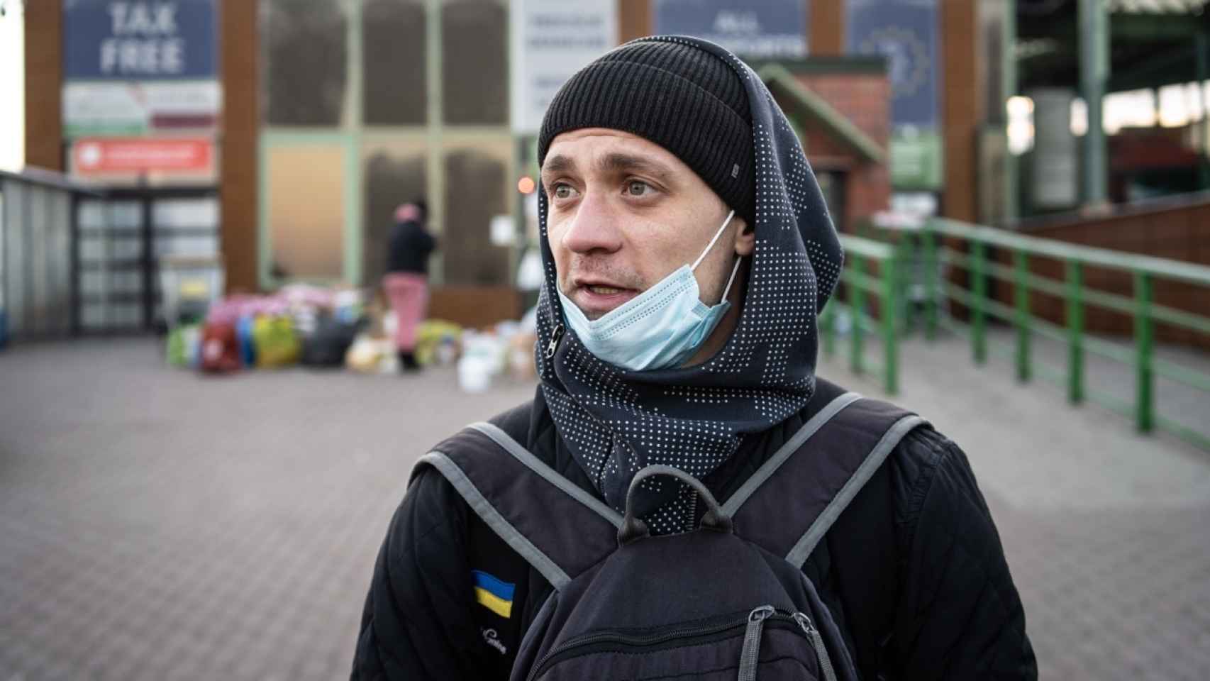 Dennis, un joven ucraniano, atraviesa la frontera de Medyka para combatir en su país.