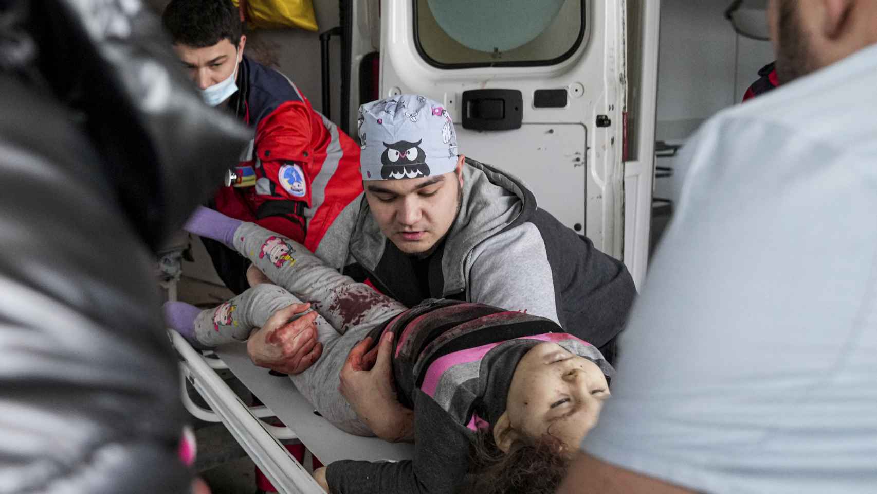 Los médicos trasladan al hospital de Mariúpol a una niña de 6 años víctima de los bombardeos.