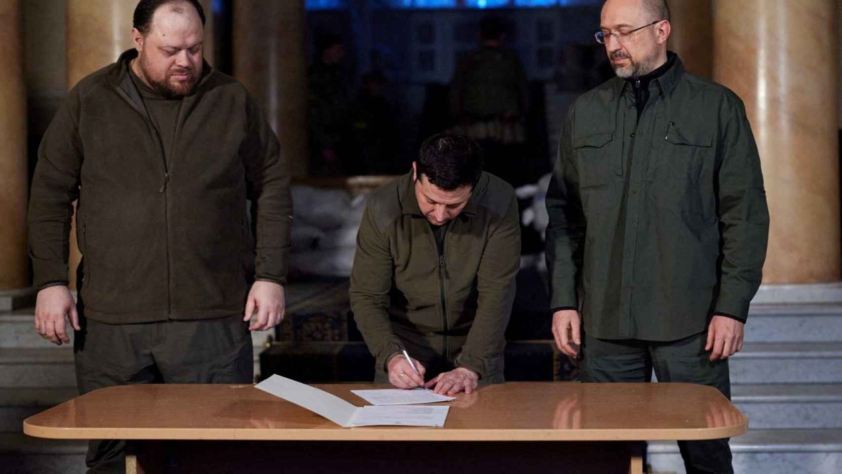 Volodimir Zelenski firma la petición de entrada de Ucrania en la Unión Europea.