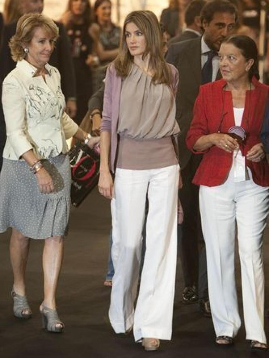 La entonces princesa Letizia junto a Esperanza Aguirre y Cuca Solana.