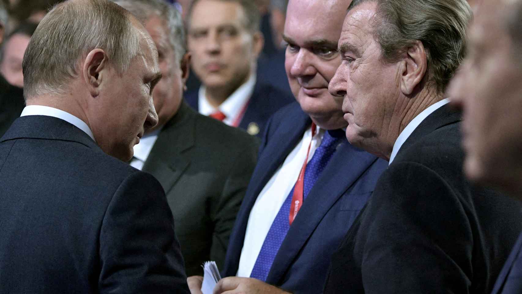 Vladímir Putin junto al excanciller alemán Gerhard Schröder durante un evento en Moscú.