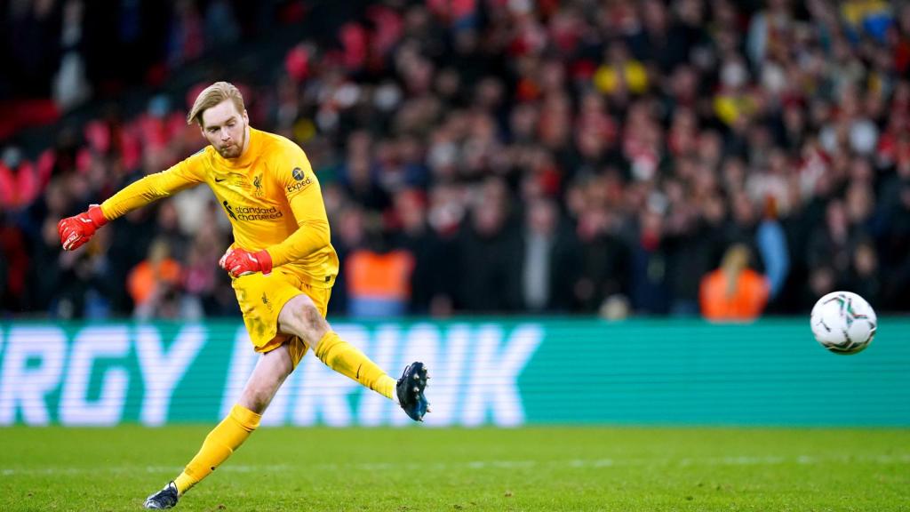 Caoimhin Kelleher, el portero del Liverpool, lanzando un penalti.