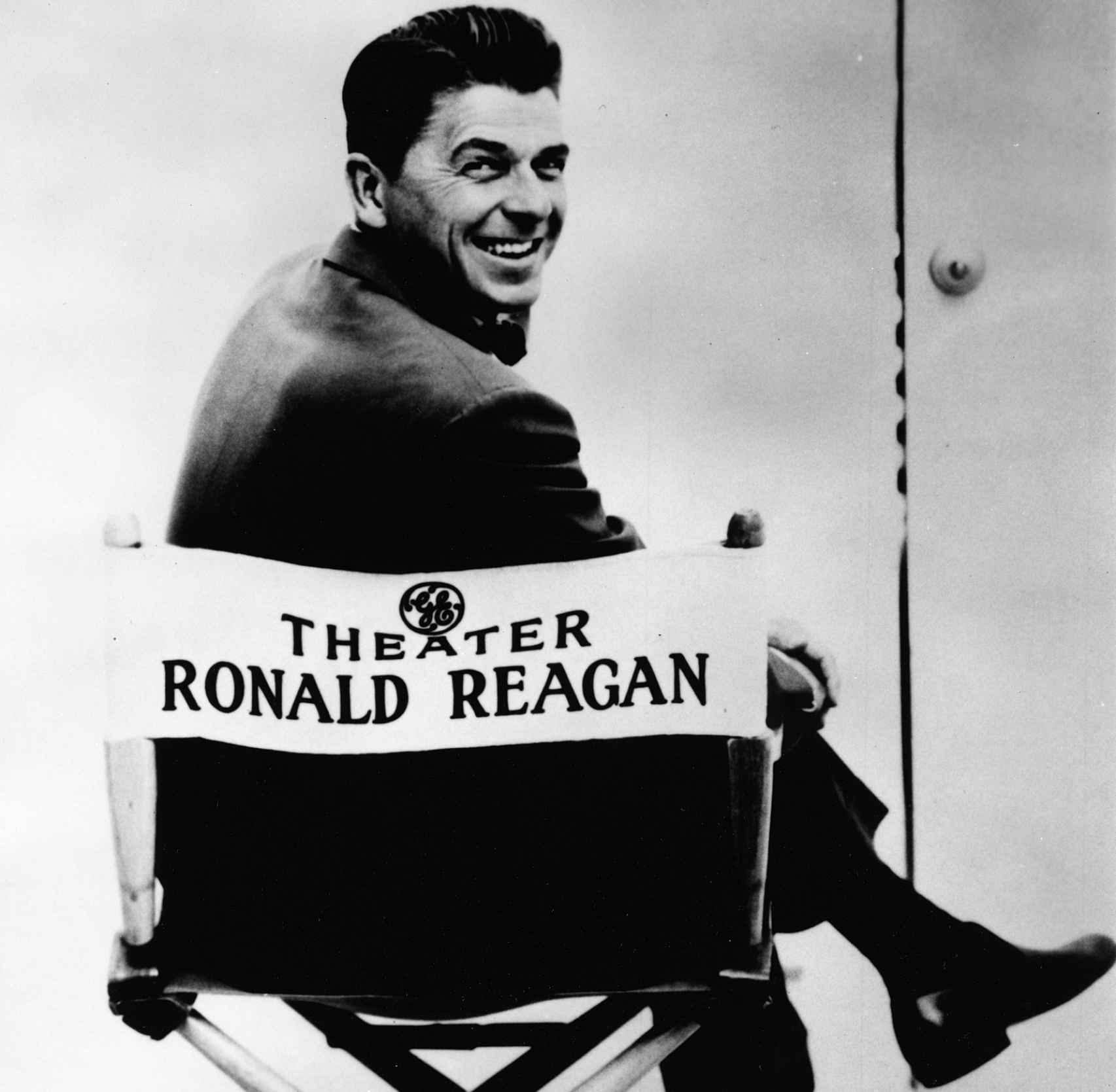 Ronadl Reagan, durante su etapa como actor, se sienta en una silla de teatro.