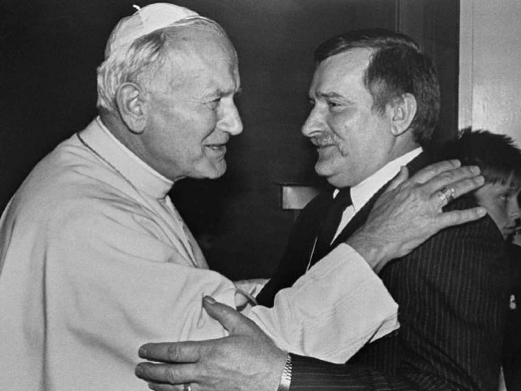 Juan Pablo II saluda al sindicalista polaco Lech Walesa.