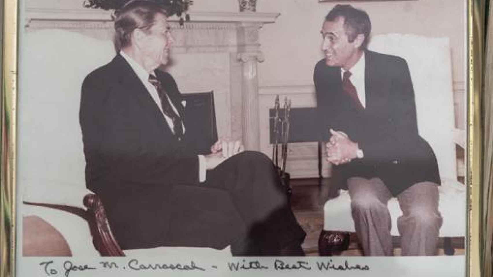 José María Carrascal en una foto junto a Ronald Reagan.