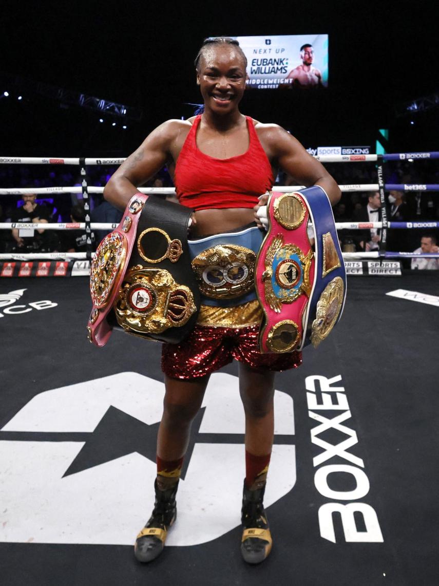 Claressa Shields, con sus cinturones.