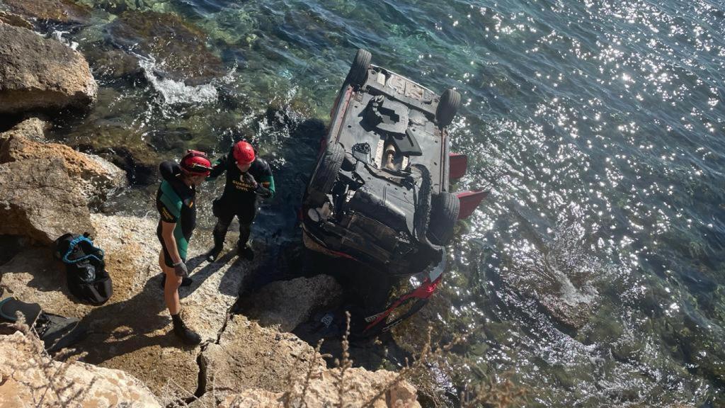 Dos buceadores del Grupo de Actividades Subacuáticas de la Guardia Civil buscando a José Luis en Punta Prima.