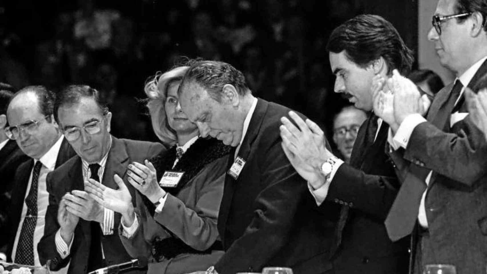 Manuel Fraga tras ser nombrado presidente del PP durante el comité de la refundación en 1989 en presencia de Aznar.