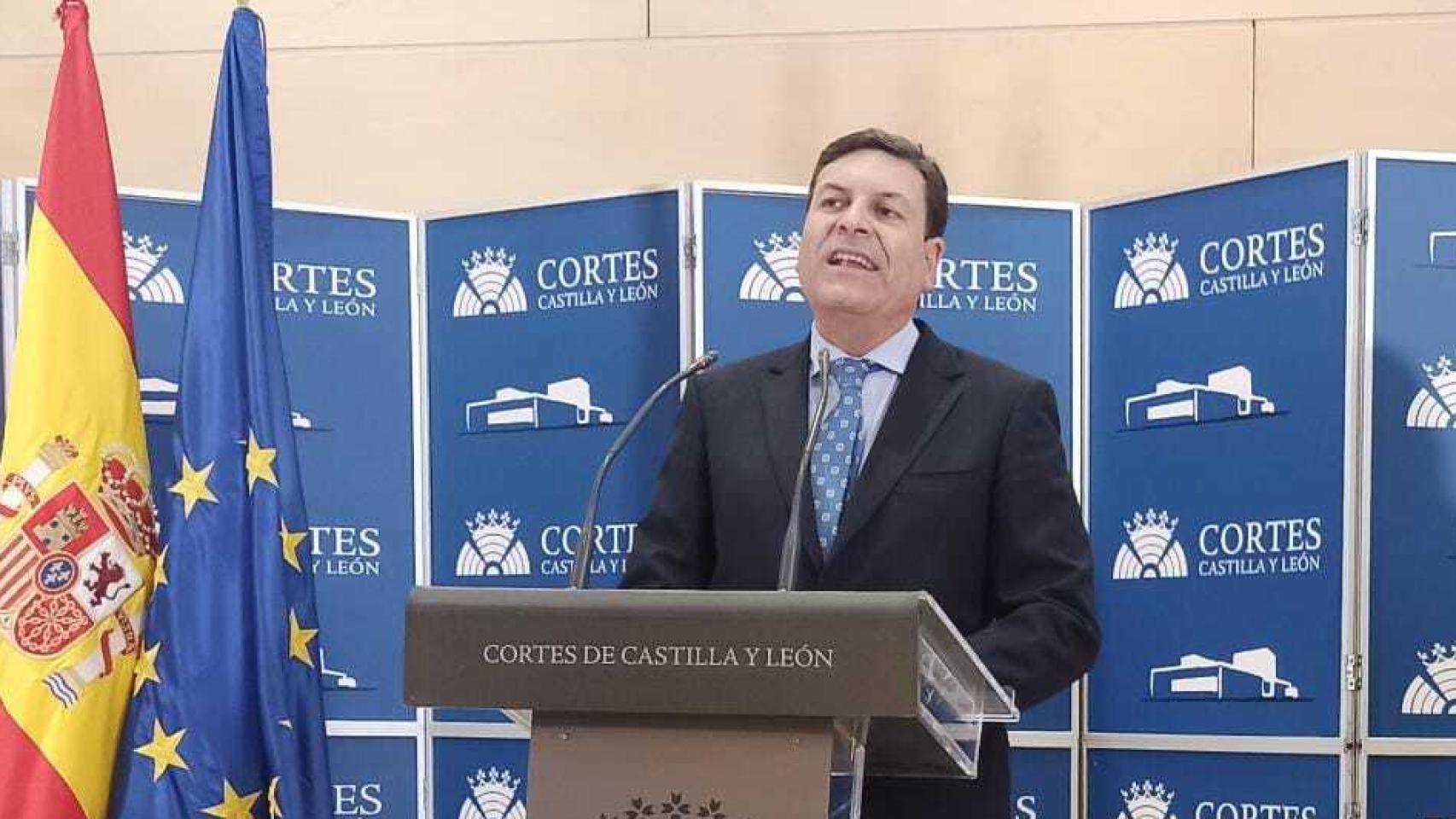 El jefe del equipo negociador del PP, Carlos Fernández Carriedo, en las Cortes.